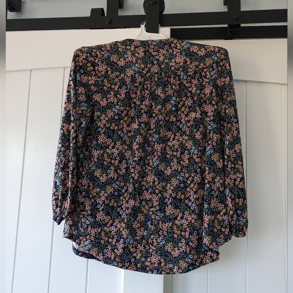🌸Vince Camuto V-Neck Long Sleeve Floral Blouse NWT - Picture 4 of 16
